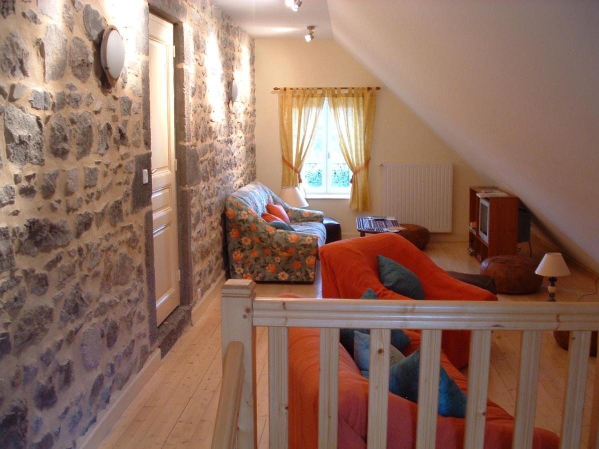 Maison D'Hotes La Nichee Rochefort-Montagne Екстериор снимка